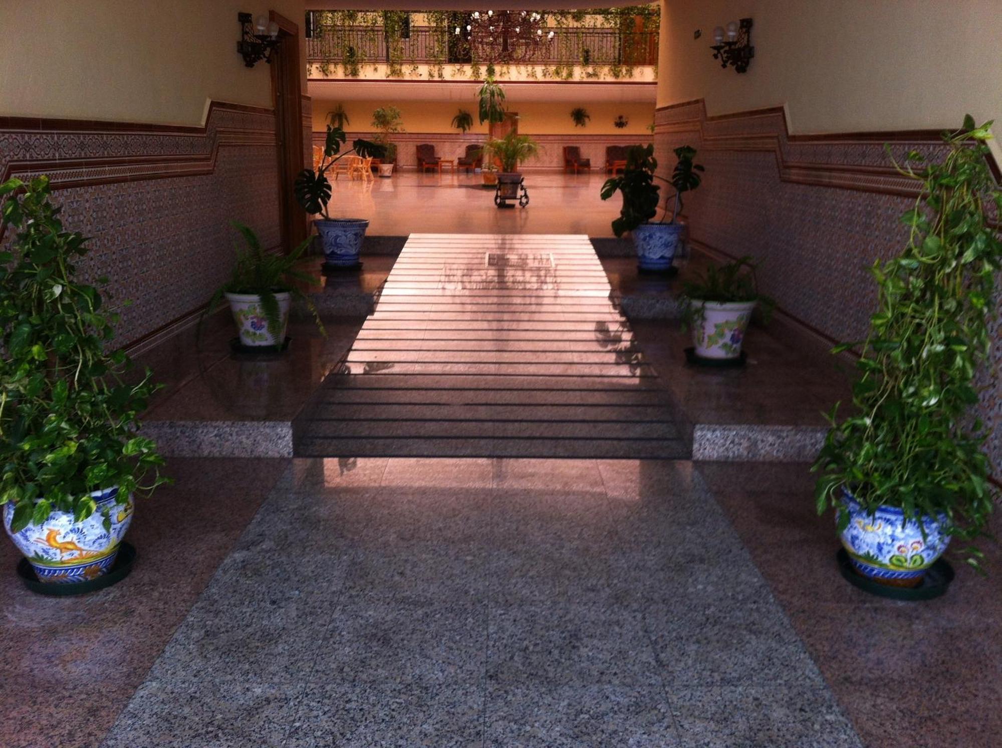 Hotel Sandra Alcalá de Guadaira Eksteriør billede